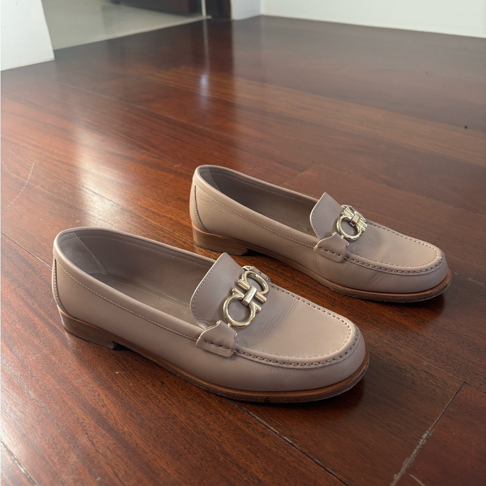 SALVATORE FERRAGAMO LEATHER TAUPE LOAFERS